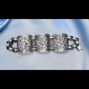 VINTAGE 1940s WIDE ALUMINUM FLORAL PANEL BRACELET